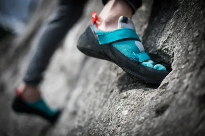 how-tight-should-climbing-shoes-be-2023-little-simz-co